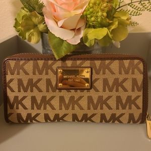 ***MICHAEL KORS WALLET!!***